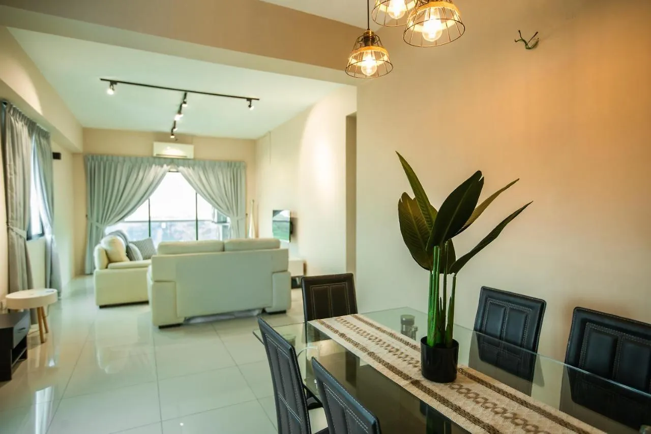 Stylish River-View Apartment In Ipoh